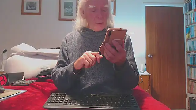 Snapshot of WaverlyKernow chatting on October 29, 2025, 9:00 am WaverlyKernow online show from October 29, 2025, 9:00 am