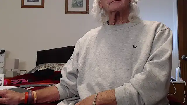 Snapshot of WaverlyKernow chatting on November 1, 2025, 10:06 am WaverlyKernow online show from November 1, 2025, 10:06 am