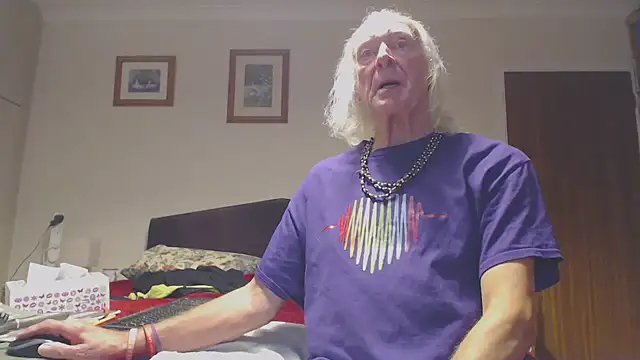 Snapshot of WaverlyKernow chatting on November 3, 2025, 1:45 pm WaverlyKernow online show from November 3, 2025, 1:45 pm