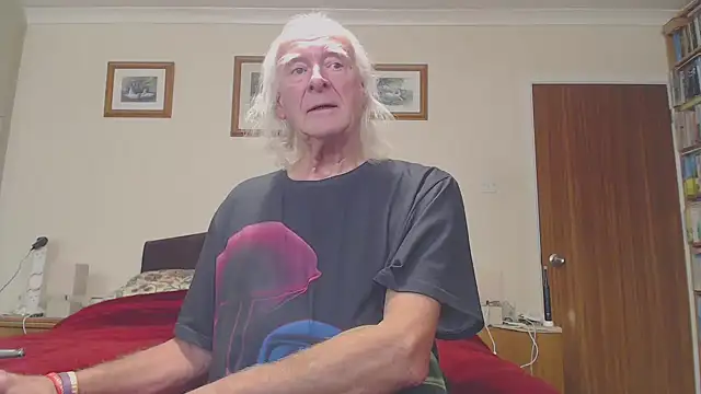 Snapshot of WaverlyKernow chatting on November 20, 2025, 1:55 pm WaverlyKernow online show from November 20, 2025, 1:55 pm