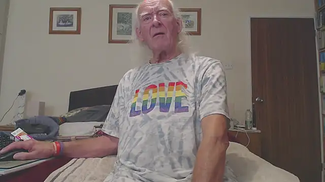 Snapshot of WaverlyKernow chatting on November 24, 2025, 10:59 am WaverlyKernow online show from November 24, 2025, 10:59 am