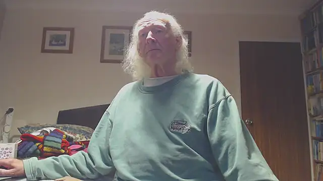 Snapshot of WaverlyKernow chatting on December 2, 2025, 11:48 am WaverlyKernow online show from December 2, 2025, 11:48 am