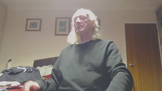 Snapshot of WaverlyKernow chatting on December 14, 2025, 3:17 pm WaverlyKernow online show from December 14, 2025, 3:17 pm