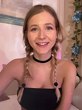 LunaRase online show from February 20, 2025, 5:40 pm