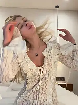 LunaRase online show from March 8, 2025, 10:00 am