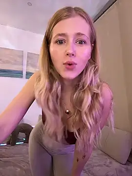 LunaRase online show from November 9, 2025, 3:32 pm