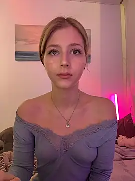 LunaRase online show from November 21, 2025, 8:35 am