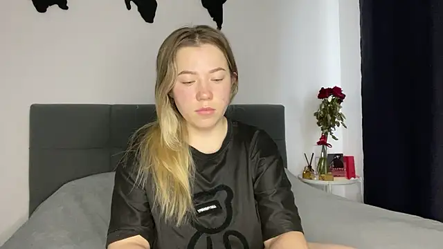 Embersweetbunny online show from February 1, 2025, 8:08 am