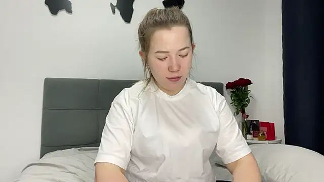 Embersweetbunny online show from February 11, 2025, 7:05 pm