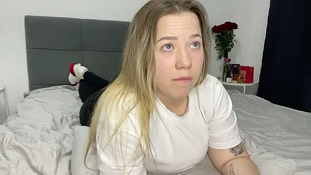 Embersweetbunny online show from February 11, 2025, 10:07 pm