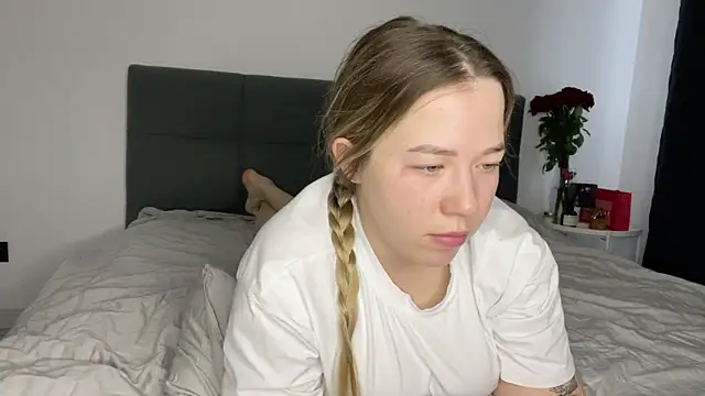 Embersweetbunny online show from February 12, 2025, 7:44 am