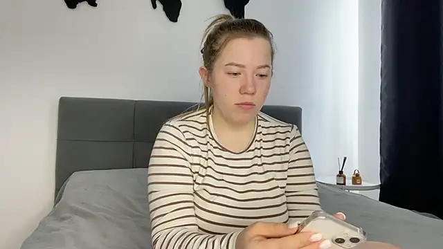 Embersweetbunny online show from February 21, 2025, 9:02 am