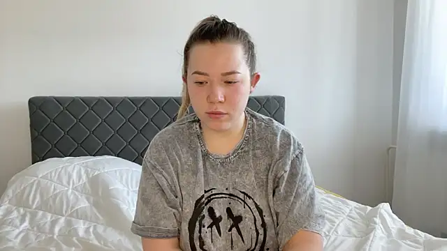 Embersweetbunny online show from March 17, 2025, 6:40 am