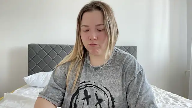 Embersweetbunny online show from March 17, 2025, 9:55 am