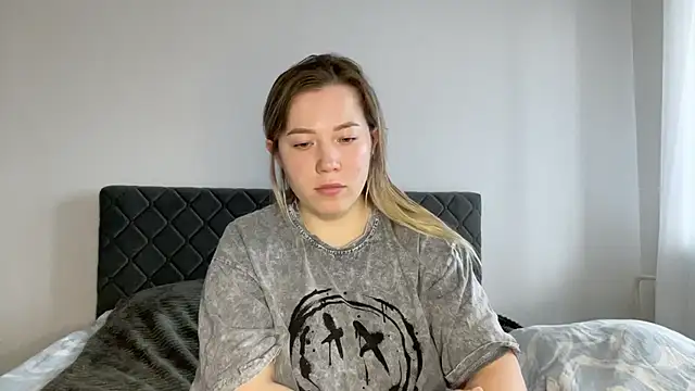 Embersweetbunny online show from March 21, 2025, 8:28 am