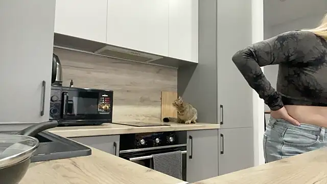 Embersweetbunny online show from September 10, 2025, 5:51 am