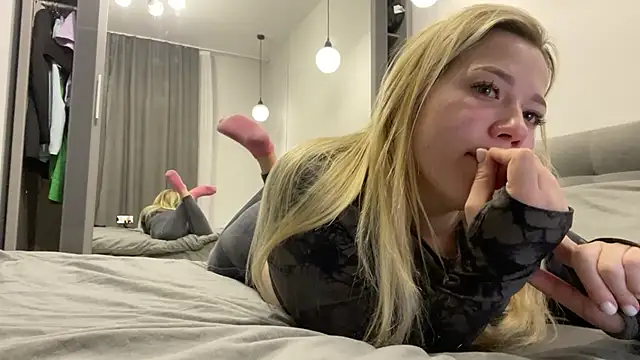 Embersweetbunny online show from October 22, 2025, 4:13 am