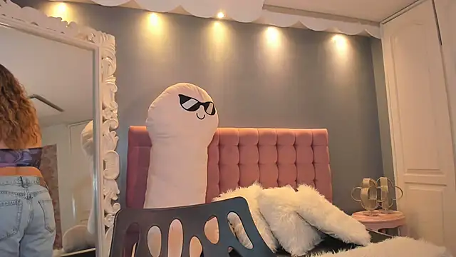 IssadoraJames online show from October 8, 2025, 7:33 pm