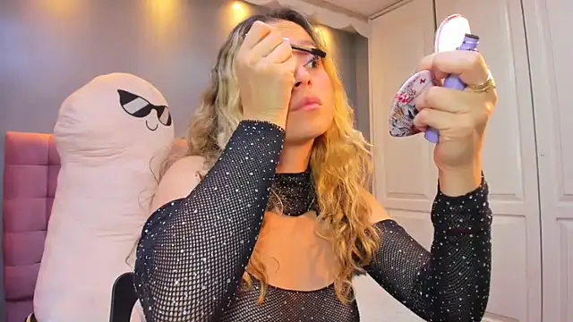 IssadoraJames online show from October 29, 2025, 10:00 pm