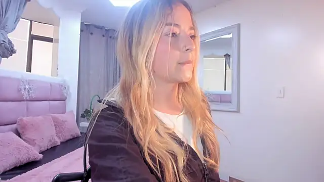 IssadoraJames online show from December 4, 2025, 7:44 pm