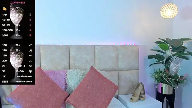 LiaaGenner online show from September 12, 2025, 7:03 pm