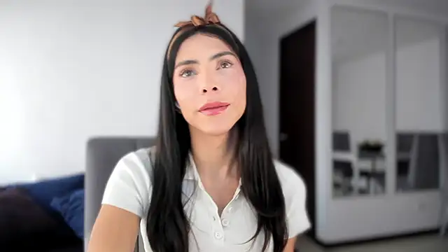 angelturned001 online show from November 20, 2025, 7:35 pm