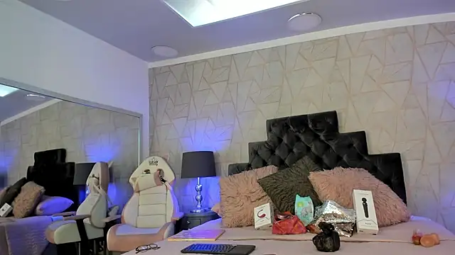 Snapshot of emily_parkerr chatting on February 10, 2025, 1:22 pm emily parkerr online show from February 10, 2025, 1:22 pm