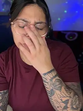 Snapshot of miacanela_xo chatting on December 1, 2025, 3:33 am miacanela xo online show from December 1, 2025, 3:33 am