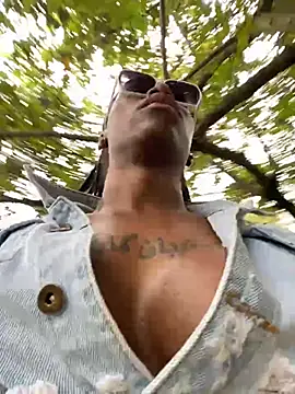 Snapshot of sweetsarabig22cm chatting on March 5, 2025, 10:43 pm sweetsarabig22cm online show from March 5, 2025, 10:43 pm