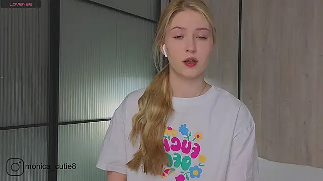 Monikacutie online show from February 28, 2025, 4:10 am