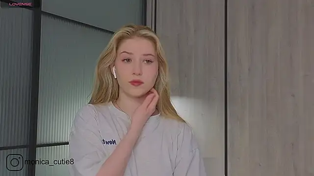 Monikacutie online show from March 9, 2025, 4:38 am