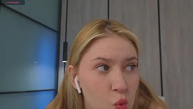 Snapshot of Monikacutie chatting on March 23, 2025, 4:27 am Monikacutie online show from March 23, 2025, 4:27 am