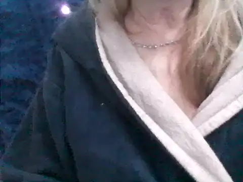 Snapshot of CarlyTreat chatting on January 14, 2025, 5:01 pm CarlyTreat online show from January 14, 2025, 5:01 pm