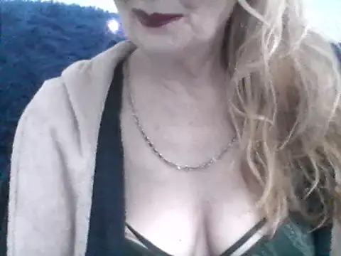 Snapshot of CarlyTreat chatting on January 22, 2025, 3:29 pm CarlyTreat online show from January 22, 2025, 3:29 pm