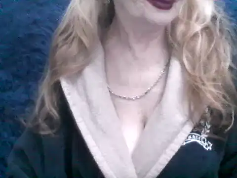 Snapshot of CarlyTreat chatting on February 12, 2025, 4:44 pm CarlyTreat online show from February 12, 2025, 4:44 pm