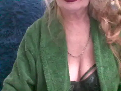Snapshot of CarlyTreat chatting on February 20, 2025, 6:13 pm CarlyTreat online show from February 20, 2025, 6:13 pm