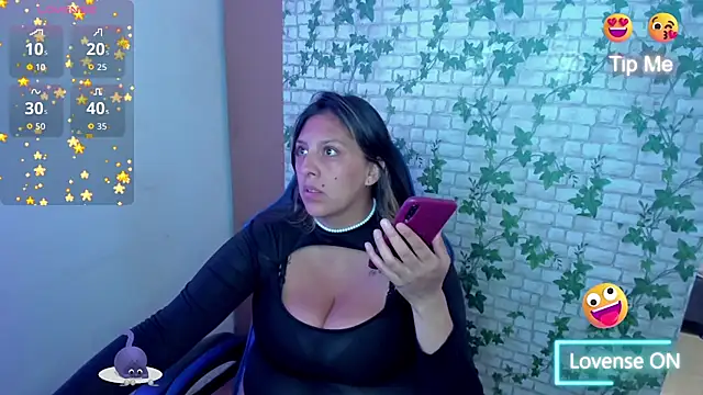 Snapshot of MIABOOBS__ chatting on November 17, 2025, 7:41 pm MIABOOBS online show from November 17, 2025, 7:41 pm