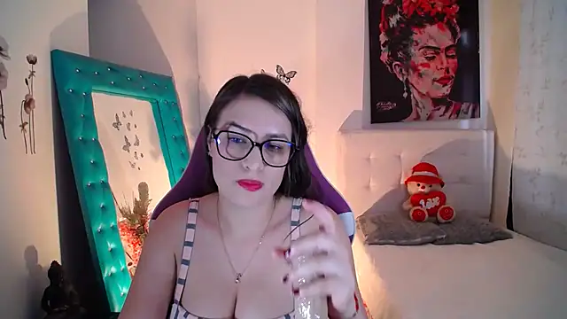 esmeraldaa230 online show from September 26, 2025, 8:13 pm