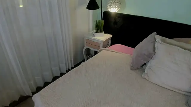 EvaaStevens online show from September 19, 2025, 11:55 am