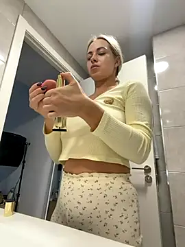 Snapshot of streetdoll chatting on November 15, 2025, 7:38 am streetdoll online show from November 15, 2025, 7:38 am