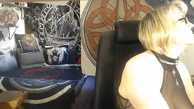 Snapshot of TittenMichelle chatting on March 18, 2025, 7:52 am TittenMichelle online show from March 18, 2025, 7:52 am