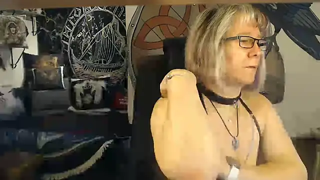 Snapshot of TittenMichelle chatting on November 4, 2025, 7:40 am TittenMichelle online show from November 4, 2025, 7:40 am