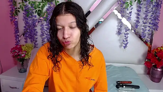 Snapshot of Perla_Skinnyy chatting on December 19, 2024, 3:18 am Perla Skinnyy online show from December 19, 2024, 3:18 am