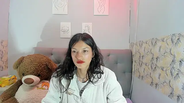 Snapshot of Emma-Wilson chatting on January 14, 2025, 4:25 am Emma-Wilson online show from January 14, 2025, 4:25 am