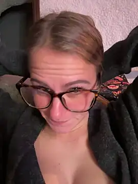 Snapshot of selenaluvv chatting on December 4, 2025, 4:05 pm selenaluvv online show from December 4, 2025, 4:05 pm