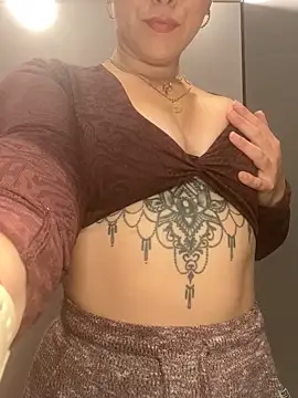 Luccreccia  online show from November 24, 2025, 9:09 am