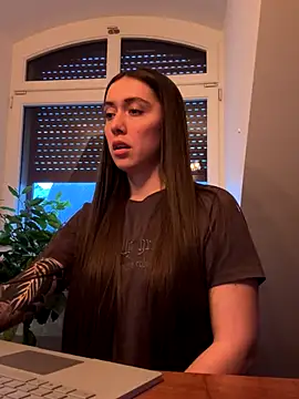 emiliasommer online show from November 28, 2025, 3:47 pm