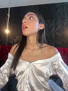 Snapshot of Ema_azel chatting on February 14, 2025, 1:40 pm Ema azel online show from February 14, 2025, 1:40 pm