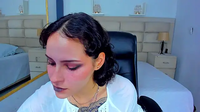 AnnyThompson  online show from September 26, 2025, 10:14 pm