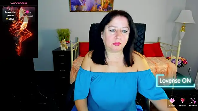 Julia Dean online show from January 6, 2025, 11:40 am